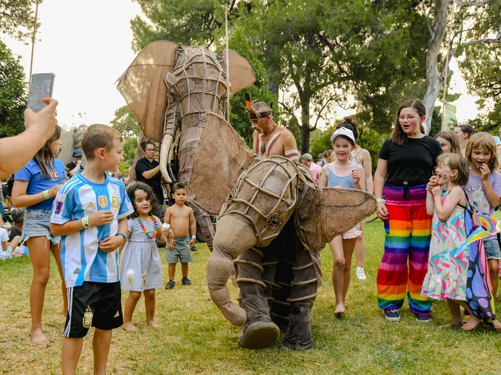 Celebration Parade mit lebensgroßen Elefantenfiguren umgeben von Publikum