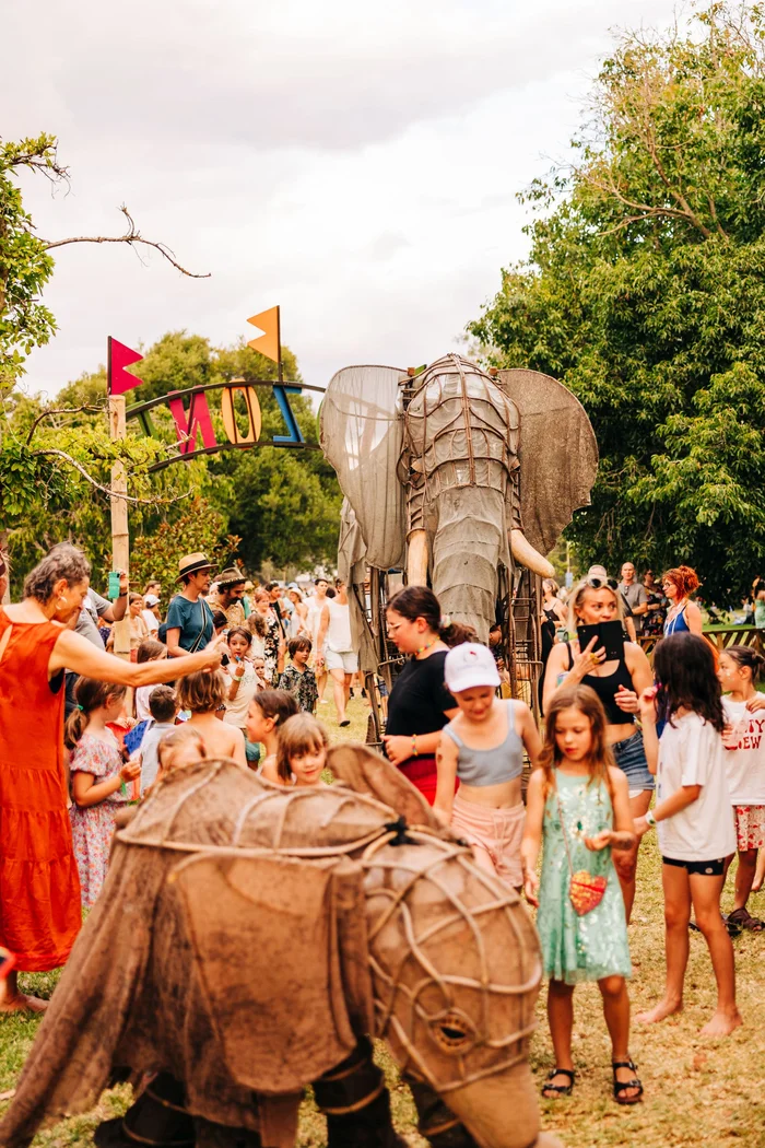 Celebration Parade mit lebensgroßen Elefantenfiguren umgeben von Publikum