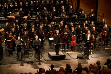 Bochumer Symphoniker, Chorwerk Ruhr, Axelle Saint-Cirel, Enguerrand de Hys, Florian Helgath und Jérôme Boutillier stehen nach dem Konzert auf der Bühne vor dem applaudierenden Publikum.