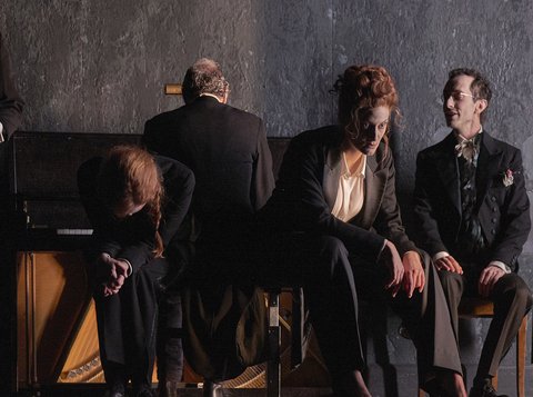 Die Toten, Barbara Frey. From the left: Elisa Plüss, Jürg Kienberger, Lisa-Katrina Mayer and Claudius Körber