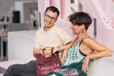 Zwei Personen im Festivalzentrum Wunderland