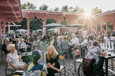 Publikum im Festivalzentrum Wunderland