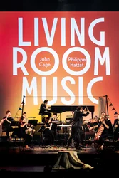 Das Ensemble Les Apaches ! musiziert vor einer großen Projektion mit dem Schriftzug „Living Room Music“.