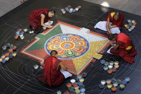 Mönche aus dem Königreich Bhutan: »Die Streuung des Mandala«, Jahrhunderthalle Bochum, 2011