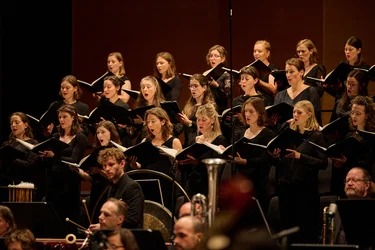 Chorwerk Ruhr singt auf der Bühne, begleitet von den Bochumer Symphonikern.