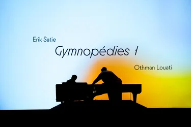 Zwei Musiker als Silhouetten vor der Projektion „Gymnopédies 1“ von Erik Satie.