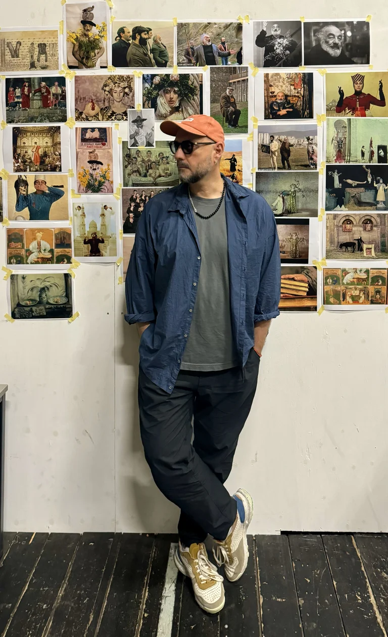 Kirill Serebrennikov steht vor einem Moodboard für seine Produktion LEGENDE, u.a. mit Screenshots von Sergey Paradjanovs Filmarbeiten.