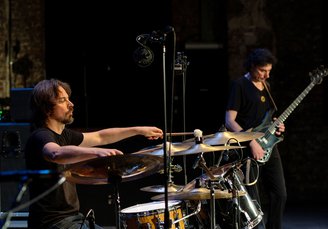Broken Spirit xx, Schlagzeug: Tim Wyskida, E-Gitarre: Caspar Brötzmann