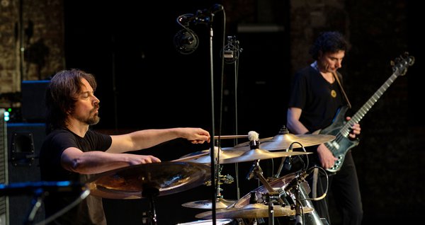 Broken Spirit xx, Schlagzeug: Tim Wyskida, E-Gitarre: Caspar Brötzmann