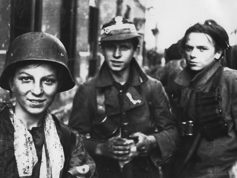 Schwarz-weiß-Fotografie von drei jungen Soldaten