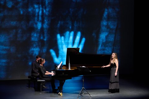 Harawi, von links Viginie Déjos (Klavier), Rachael Wilson (Mezzosopran)