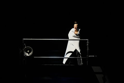D • I • E, Anika Rutkofsky. In white dress: Caroline Melzer.