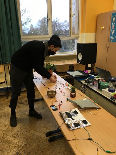 Einar Fehrholz leitet den Workshop SOUNDING OBJECTS