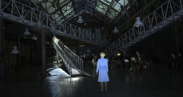 Ich geh unter lauter Schatten, Elisabeth Stöppler. In the front: Kerstin Avemo