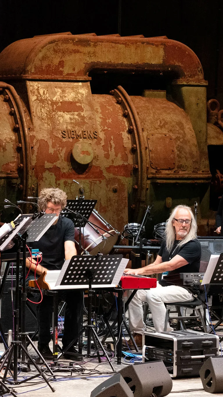 The Will Gregory Moog Ensemble in front of the big turbine at Turbinenhalle Bochum.