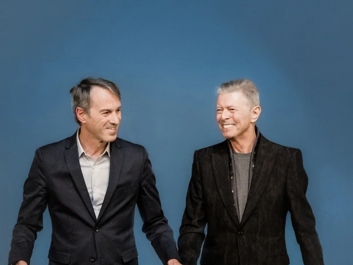 Ivo Van Hove mit David Bowie vor blauem Hintergrund