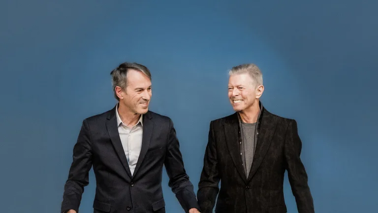 Ivo Van Hove mit David Bowie vor blauem Hintergrund