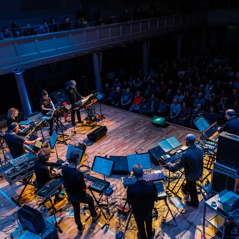 Das Syntheziser-Ensemble Will Gregory Moog bei einem Konzert vor Publikum.