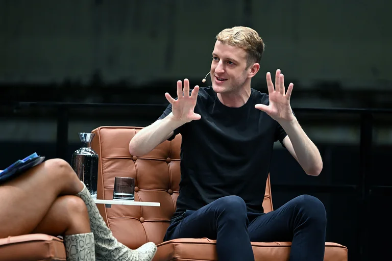 Édouard Louis in conversation in the ‘Brave New Voices’ format