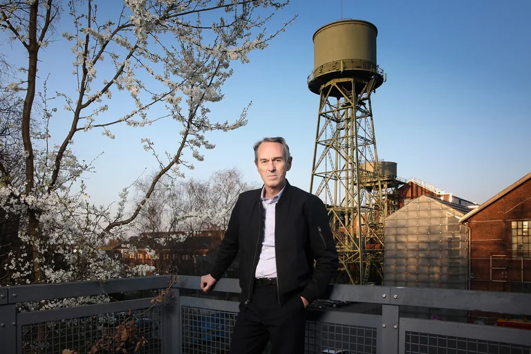 Ivo Van Hove steht vor der Jahrhunderthalle Bochum.