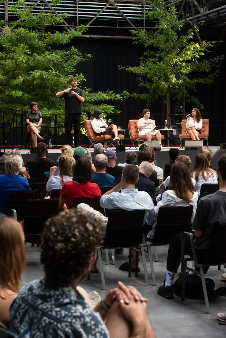 Hengameh Yaghoobifarah, Fatma Aydemir and Fatima Khan in the Brave New Voices format