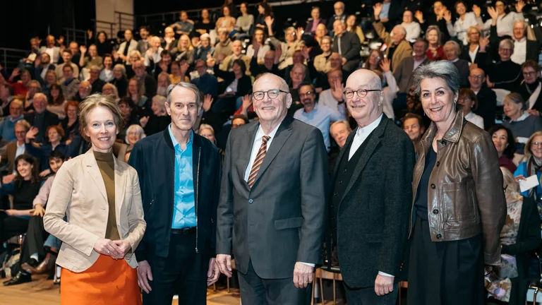 Gruppenfoto bei der Mitgliederversammlung 2025 des Freundeskreises der Ruhrtriennale. Im Vordergrund stehen (v.l.n.r.) Dr. Vera Battis-Reese, Ivo Van Hove, Dr. Michael Vesper, Thomas Wördehoff und Bettina Eickhoff. Im Hintergrund sitzen zahlreiche Mitglieder des Fördervereins im Zuschauerraum und blicken in Richtung Kamera.