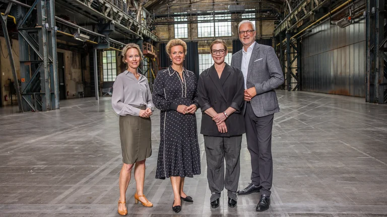 Vier Personen in der Jahrhunderthalle Bochum. Von links nach rechts: Dr. Vera Battis-Reese, Geschäftsführerin der Kultur Ruhr GmbH, Ina Brandes, Ministerin für Kultur und Wissenschaft des Landes Nordrhein-Westfalen, Lydia Steier, Intendantin der Ruhrtriennale 2027-2029, und Garrelt Duin, Regionaldirektor des Regionalverbandes Ruhr