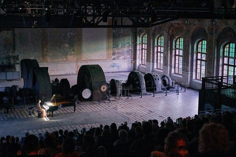 Konzert im Morgengrauen. Auf der Bühne Virginie Déjos