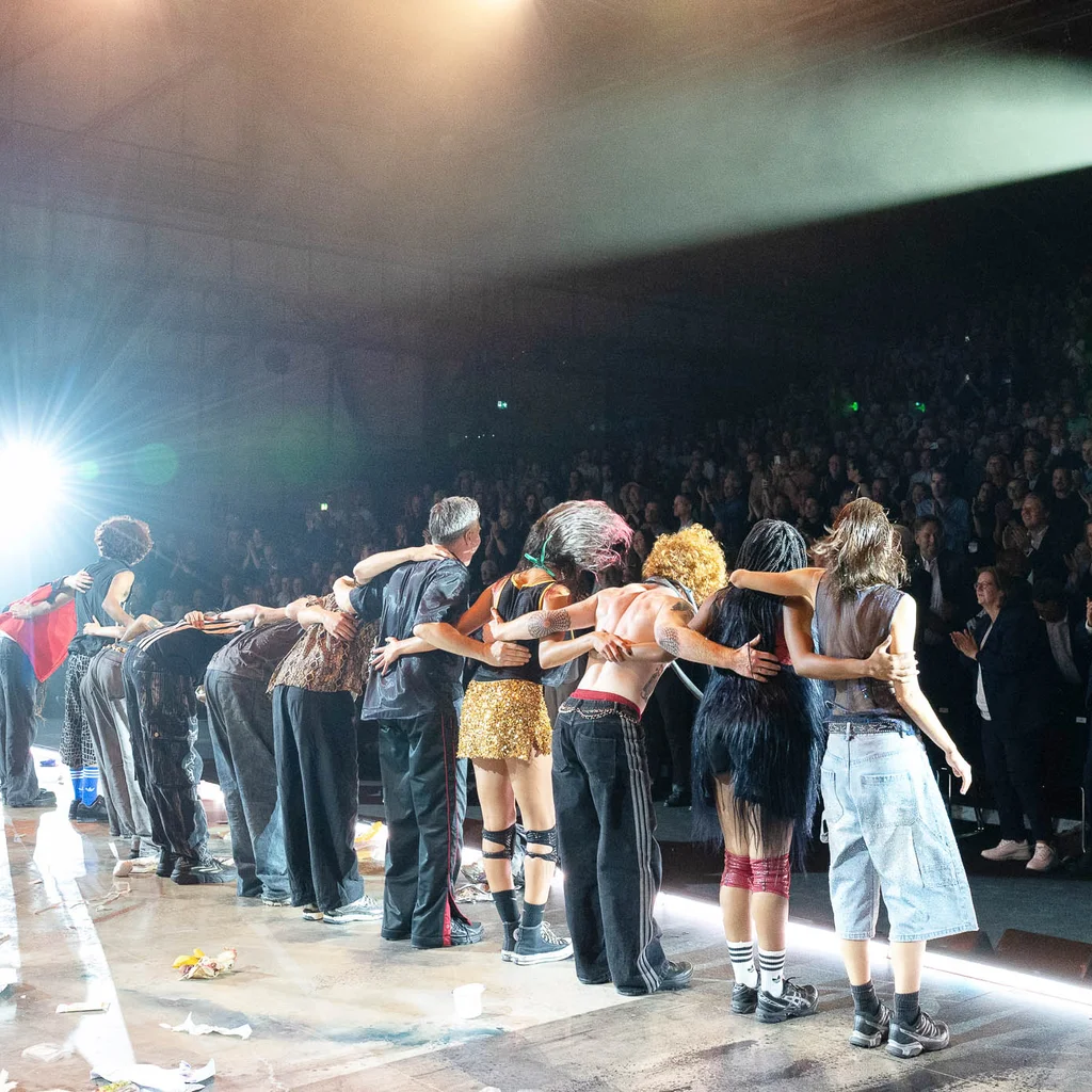 Final applause for ‘Rebel Rebel’, with the performers on stage taking a bow to the audience.