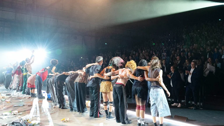 Final applause for ‘Rebel Rebel’, with the performers on stage taking a bow to the audience.