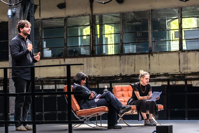 A sign language interpreter, the host Fatima Khan and Sivan Ben Yishai in the Jahrhunderthalle Bochum