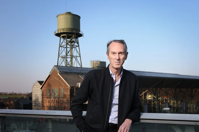 Ivo Van Hove vor der Jahrhunderthalle Bochum