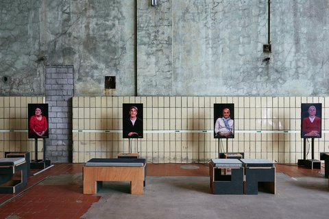 21 - Erinnerungen ans Erwachsenwerden, Mats Staub. Installation view Turbinenhalle Bochum