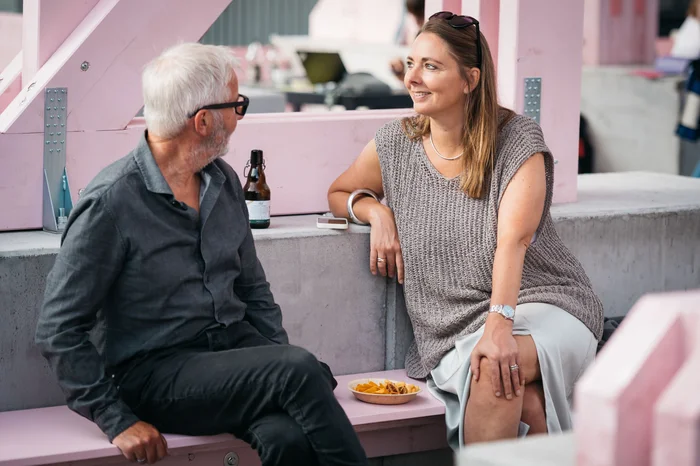 Zwei Personen im Festivalzentrum Wunderland