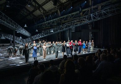 v.l.n.r.
Solistinnen Sophia Burgos, Kerstin Avemo, Kristina Stanek, Caroline Melzer, Regisseurin Elisabeth Stöppler, musikalischer Leiter Peter Rundel, Kostüm: Susanne Maier-Staufen, Bühnenbild: Herrmann Feuchter und andere