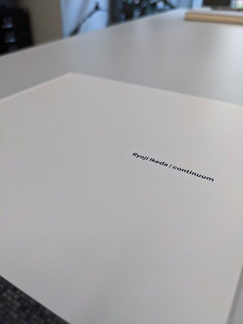Das Bild zeigt das Cover von Ryoji Ikedas "continuum".