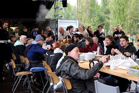Farewell Ruhrtriennale 2022: Besucher:innen beim gemeinsamen Frühstück während des Abschluss-Konzertes mit Thomas Hojsa.