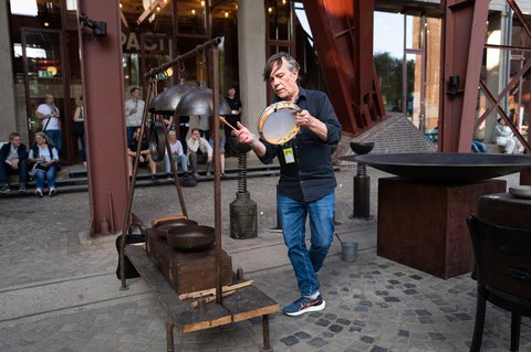 Schlagzeugmarathon, sound sculptures by Thomas Rother, played by Peter Eisold