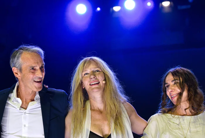 Nahaufnahme von Ivo Van Hove, Sandra Hüller, PJ Harvey beim Premierenapplaus von "I Want Absolute Beauty"