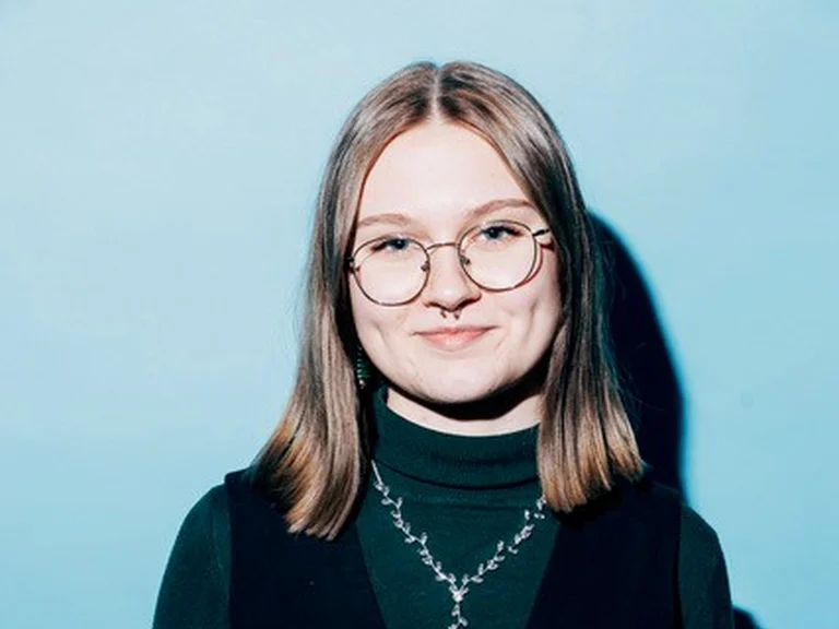 Portrait von Sophie Fackert, die frontal in die Kamera blickt.