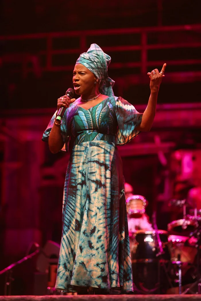 Angélique Kidjo auf der Bühne in der Gießhalle in Duisburg