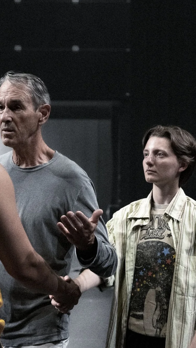 Die drei Hauptdarsteller:innen der Produktion Rebel Rebel gemeinsam mit Intendant Ivo Van Hove.