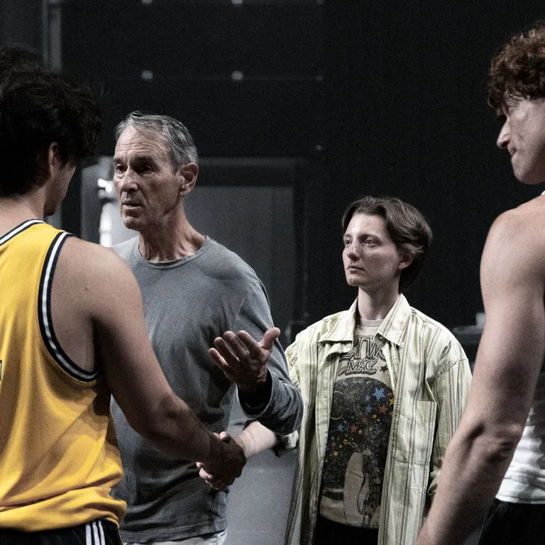 Die drei Hauptdarsteller:innen der Produktion Rebel Rebel gemeinsam mit Intendant Ivo Van Hove.