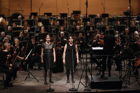 Vergessene Opfer, Duisburger Philharmoniker. In the forefront: Elise Kliesow, Anna Mamutscharaschwili