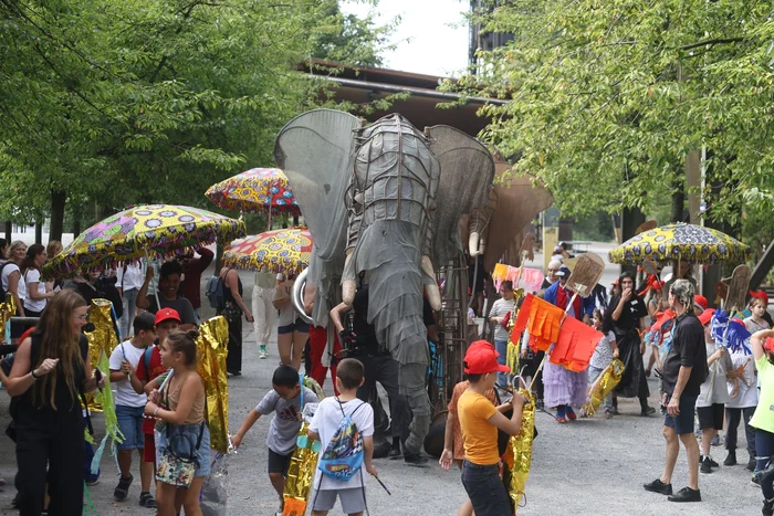 Die "Celebration Parade" zieht mit einem riesen Puppen-Elefanten durch den Landschaftspark Duisburg