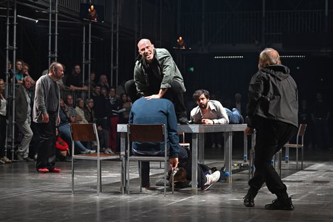 Aus einem Totenhaus, Leoš Janáček, Regie: Dmitri Tcherniakov, v.l.n.r. Johan Reuter über Stephan Rügamer, Leigh Melrose, Bekhzod Davronov, Neil Shicoff