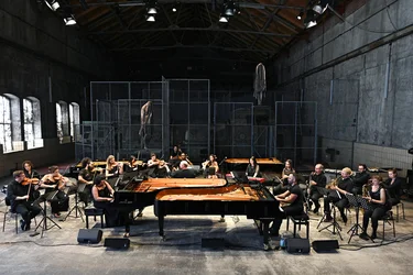 Die Musiker:innengruppe "Wild Up" spielt auf der Bühne in der Turbinenhalle, Bochum