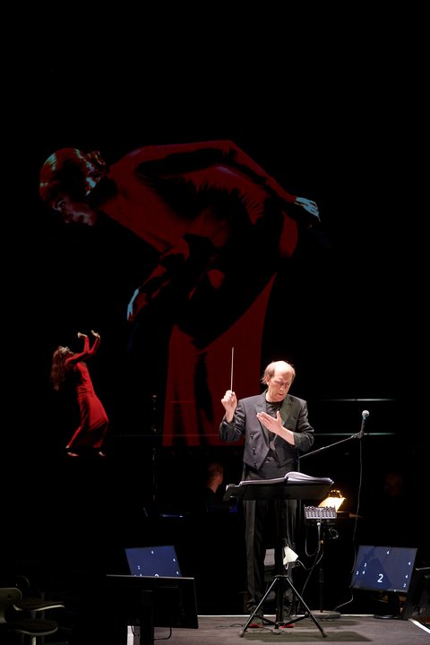 D • I • E, Anika Rutkofsky. In the front: Dirigent Titus Engel. In the back: Sylvie Rohrer.