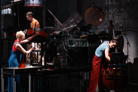 Die Erdfabrik, George Aperghis