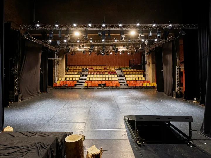 Blick von der Theaterbühne auf die Tribüne von Theater Total
